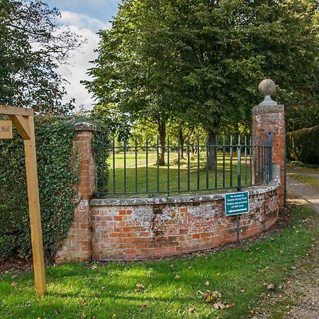 Saham Grove Hall By Group Retreats Bradenham  Экстерьер фото